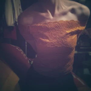 Senaps gul offshoulder spetsblus - Säljer en senaps gul offshoulder blus i spets. Perfekt för sommarens fester eller en utekväll. Den har en tight passform och är helt i spets vilket ger en romantisk och elegant look. Passar perfekt med ett par höga jeans eller en kjol. 🌼