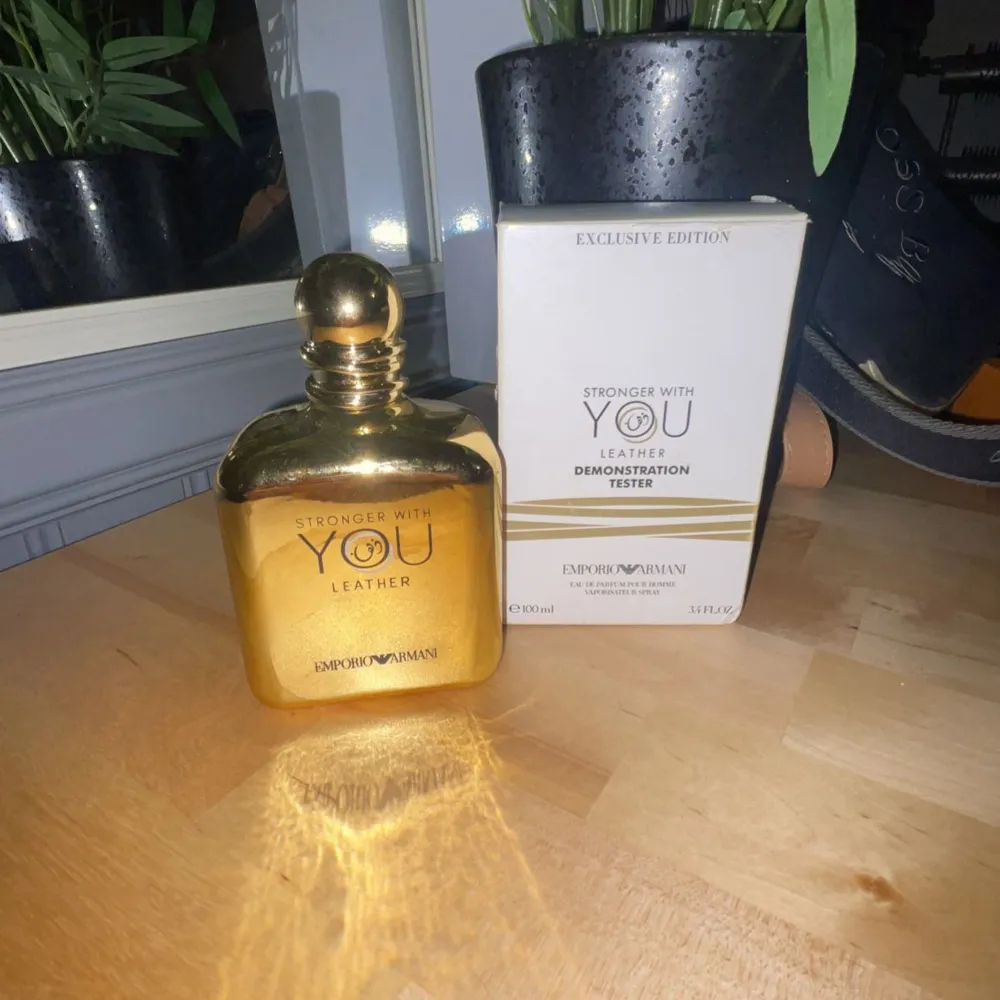 Säljer min Armani stronger with you lether den går inte att få tag på längre det är 100ml men ungefär 90ml kvar. . Parfym.