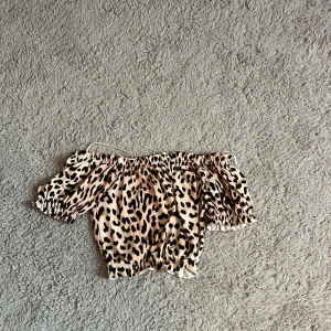 Leopard tröja i storlek xs från ginatricot - Storlek xs leopard mönster liten och söt
