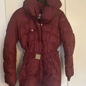 Dea dunjacka - Fin Ny , vin röd jacka storlek S/M