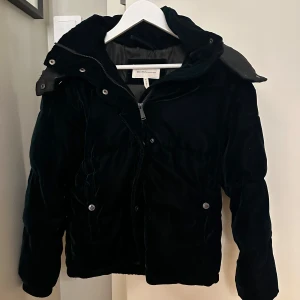 Moncler liknande jacka  - Säljer min moncler liknade vinter jacka då den inte andvänds. Super fin och jättebra skick med märke på axeln. 🥹