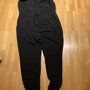 Jumpsuit  - Svart jumpsuit från lindex  Knytband i midjan och axelbandet har två längder  Mycket fint skick 