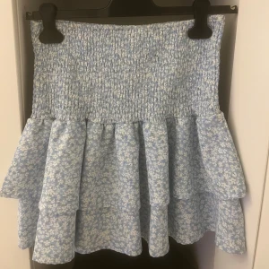 Kjol - En somrig ljusblå kjol som man även kan använda som tub topp