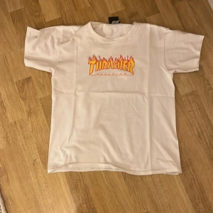 Thrasher t-shirt  - Fet trasher t-shirt som inte kommer till andvänding för att den är för kort. Är osäker på storlek men skulle säga runt S