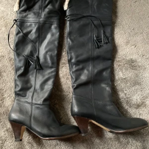 Overknee boots  - En mjuk läder stövel som går över knät eller så viker man ner skaftet. Behaglig klack att gå i