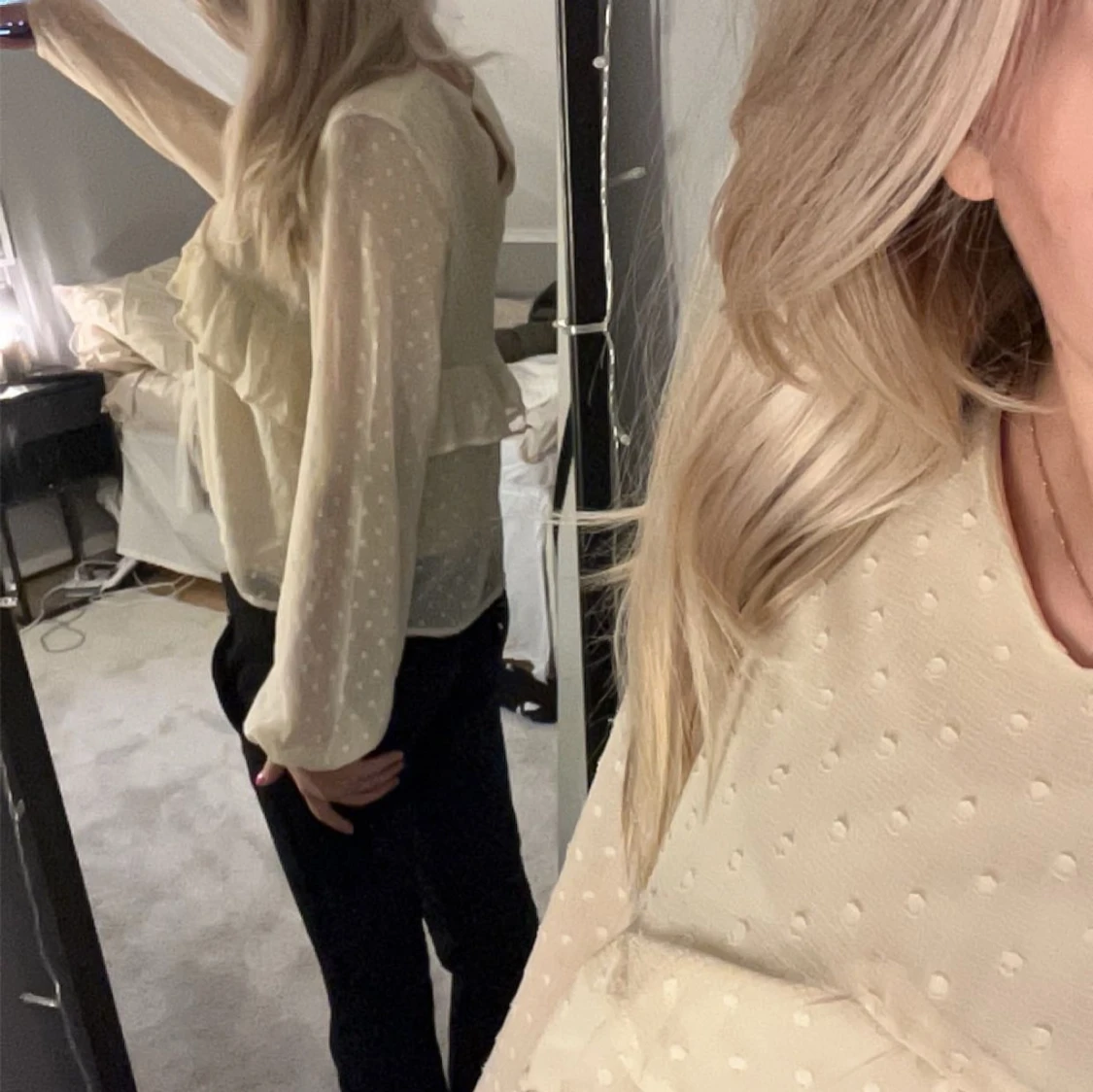 Beige blus med volangdetaljer - 90