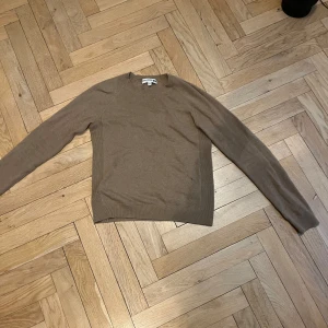 Cashmere tröja beige/brun - Säljer min för liten cashemere tröja från uniqlo ny pris 1300! Mitt pris 399! Litet hål i armen. 