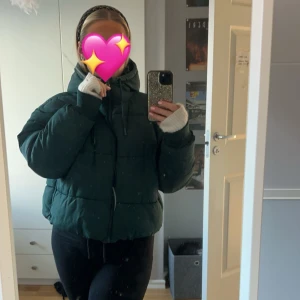 Grön vinter/höst jacka💚💕 - Säljer min fina gröna jacka från Monki. Den är super fin i skicket men har nån liten smink fläck som kan tas bort vid kragen.🤗Därav ett snällare pris 