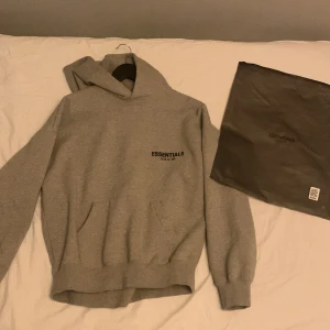 Essentials FOG hoodie - En äkta essentials hoodie med kvitto ifrån goat, den är aldrig använd då jag inte gillade den 10/10 skick byten tas emot original pris 1100