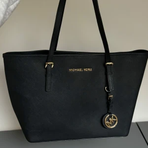Michael Kors väska  - Äkta Michael Kors väska i perfekt storlek!! Köpt för ungefär 3600 kr men pris kan diskuteras 💕💕