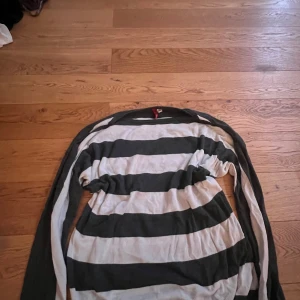 Randig sweatshirt - Sweatshirt/långärmad tröja, stolek 38. 