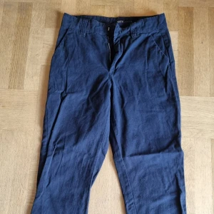 Svarta Chinos, stl S - Svarta chinos från Lager 157. Fint skick.