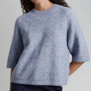 & other stories tröja🩷 - jag säljer denna populära blålila tröja från & other stories!💘 Originalpris: 799, pris går att diskutera💓