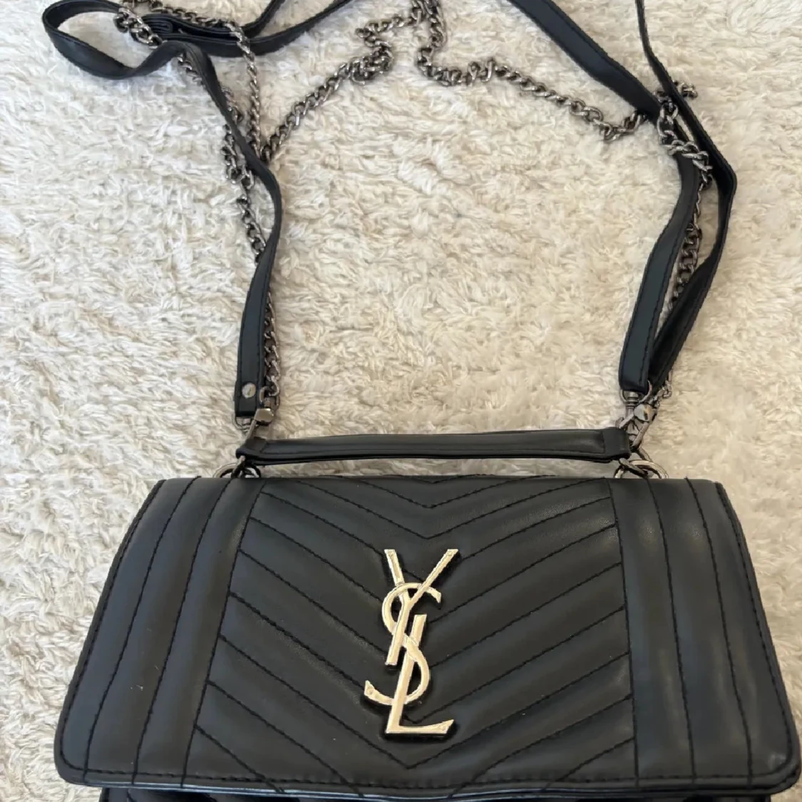 Svart quiltad axelväskafrän Yves Saint Laurent - 90