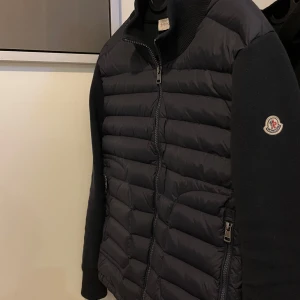 Moncler cardigan  - Hej säljer min Moncler cardigan för har köpt en vinter jacka så de kommer inte till användning längre Äkta så klart.