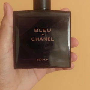 Bleu De Chanel Parfum - Fick den i present, har inte använt den för jag beukar inte använda parfym. Ej använd