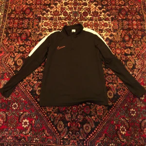 nike half zip - använt skick, svart vit, sport material,Large 