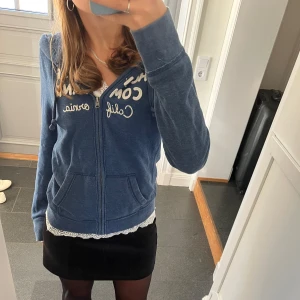 Blå zip hoodie från Hollister - Blå kofta från Hollister i fint skick. Står storlek L men väldigt liten i storleken så skulle säga att den passar som S/M. Använd gärna köp nu!