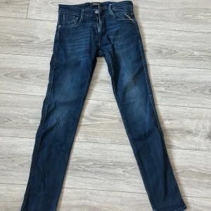 Replay anbass hyperflex - Hej. Säljer nu mina replay jeans som är och är fortfarande trendiga. Jag säljer de här jeansen för dom ej kommer till användning längre. Byxorna i sig är i fint skick bara ett litet hål på vänster sida som knappt är synligt. Kolla 5:e bilden