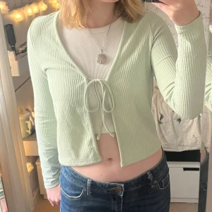 Ljusgrön kofta - Söt kofta med knytsnöre. Knappt använd då den inte är min stil. ✨️ Tyget är lite strävt.