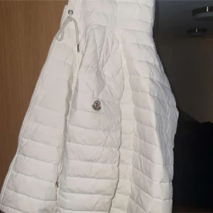 Moncler Jacka - Säljer denna fina jacka då jag inte använder den. Nästan som ny. Jackan är rep så inte äkta men bästa kvalité som går att hitta. Scan på jackan funkar på båda ställen inne och ute med korrekta länken. Mindre i storlek så passar M. Ställ gärna frågor 