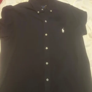 Ralph lauren skjorta  - Hej jag säljer nu min Ralph lauren skjorta för den används inte längre. Den är äkta köpt i Stockholm, Inge deflekter alls på skjortan. Är storlek L kanske passar M är inte helt säker