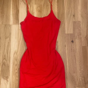 Röd kort klänning  - Klänningen är köpt ifrån Shein och är i storlek S. Sista bilden är hur den sitter på modellen. Den är använd 1-2 gånger och har otroligt bra och tjockt material. Den är perfekt nu till halloween & olika fester. Vid frågor är det bara att höra av sig❤️