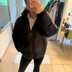 Jacka - Jag säljer denna dun jacka eftersom den inte har fått någon användning, jag köpte den i feb och har använt den några få ggr. Nypris kring 2 tusen. Kom privat för fler frågor!!💞💞💞