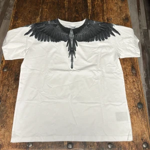 Marcelo Burlon T Shirt - Marcelo Burlon T shirt Box och påse medföljer Säljer för den passa ej