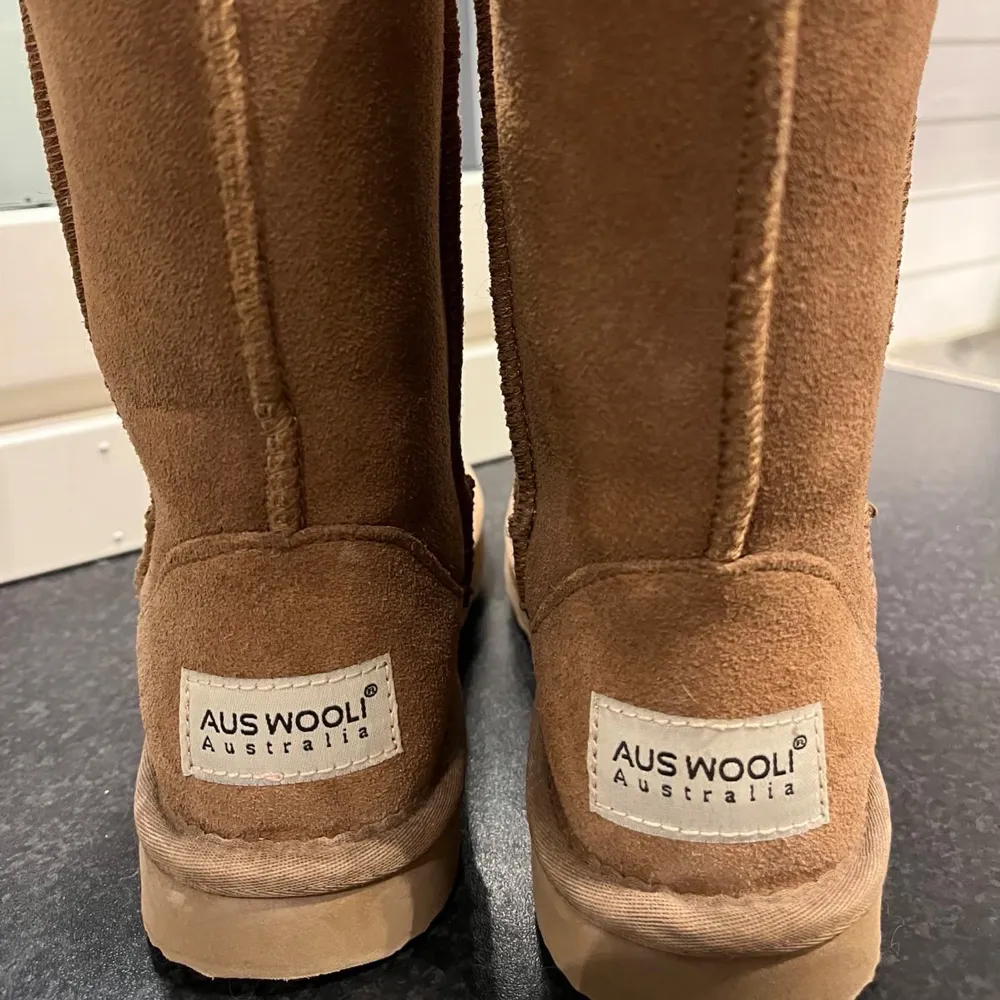 jättemysiga uggs från märket Aus Wooli Australia, i äkta fårskinn och ull. redan impregnerade och klara att använda i regn/snö! endast använda en gång, då jag märkte direkt att dom helt enkelt var för små för mig.  öppen för prisförslag! 🌹🥰. Skor.