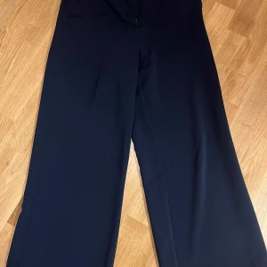 Vida kostymbyxor  - Kostymbyxor i marinblå från Lindex.  