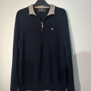 Morris tröja - En jätte fräch Morris tröja i storlek M kan passa även S, tröjan är sparsamt använd och ligger i utmärkt skick. Pris kan diskuteras vid snabbaffär 