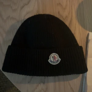 Moncler mössa - Tjena! säljer nu min moncler mössa för den kommer till för lite användning. Använd några enstaka gånger så i bra skick. Säljer för 800kr. 