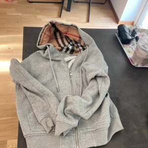 Burberry zip hoodie - Säljer en riktig snygg burberry zip, Har dessvärre tappat bort kvittot men den är äkta, Skick 10/10 storlek small 