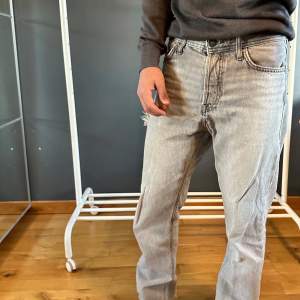 Gråa jeans i en fint ljus gråare blandad färg.   Använda, men tyder inte på användning alls.  I storleken 27/30, från Jack & Jones.