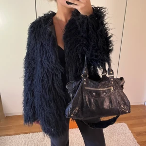 Päls jacka  - Päls jacka från malene Birger, strö 36 men passar xs-m💕💕 så så snygg!! Nypris runt 2400💕