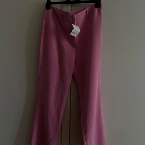 Rosa kostymbyxor  - Rosa kostymbyxor från Only 