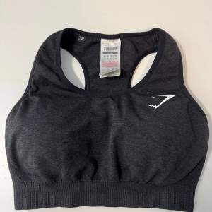 En topp från Gymshark i deras Vital seamless-serie. Storlek XS, i använt skick men inga större defekter.