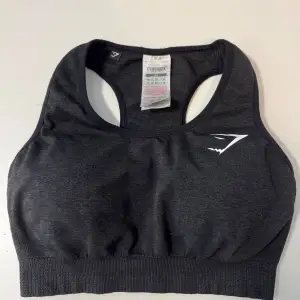 En topp från Gymshark i deras Vital seamless-serie. Storlek XS, i använt skick men inga större defekter.