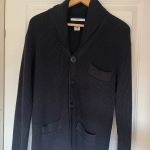 Tiger of Sweden Cardigan - Tiger of Sweden- Cardigan  Storlek- M Väldigt bra skick, (se på bilder) En schyst stickad svart cardigan, perfekt inför den kalla hösten och vintern!  Skriv vid fler frågor