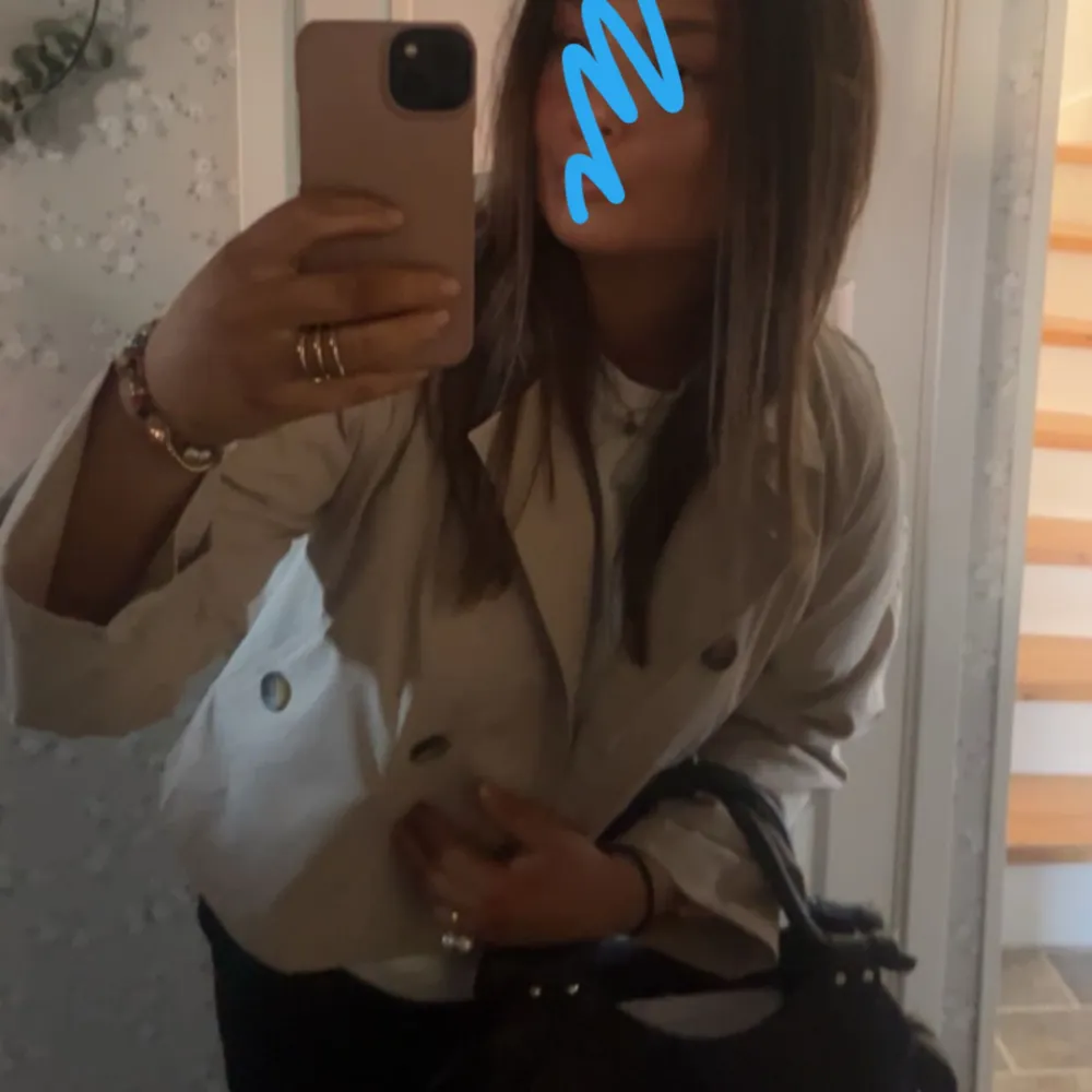 Säljer denna superfina jacka från VILA, trench coat som är superfin och bekväm. Pris kan diskuteras💞 . Jackor.