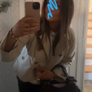 TRENCH COAT JACKA - Säljer denna superfina jacka från VILA, trench coat som är superfin och bekväm. Pris kan diskuteras💞 