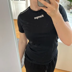 Tränings t-shirt - Tränings t-shirt från Kempa i väldigt bra skick. Nypris 185kr. Säljer pga att den är för liten. Storlek: S. Skriv om ni undrar något!