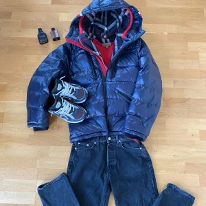 Tommy Hilfiger jacka  - Tjena säljer nu denna tvär snygga Tommy Hilfiger jackan. Jackan är i nyskick inga skador eller liknande. Använd fåtal gånger. Hör av er vid frågor.