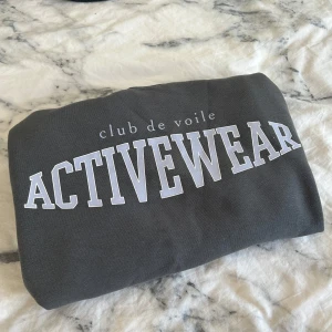 Sweatshirt  - Sweatshirt från Gina Tricot i okej men bra skick. Nypris 280kr. Säljer pga att den är för liten. Storlek: S. Skriv om du undrar något!