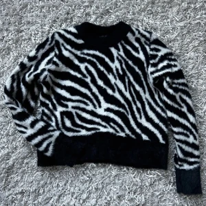 Zebra tröja  - Superfin stickad tröja i superfint skick💕 Säljer då den inte passar mig💕💕