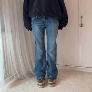 Bootcut jeans - Dösnygga bootcut jeans!!! 42cm över midjan och 80cm i innerbenet💙 De perfekta vardagsjeansen med snygga detaljer på bakfickorna!!👖