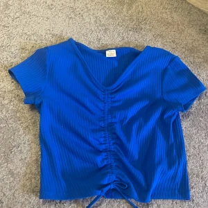Blå topp - Varan är i storlek 146-152 och är i utmärkt skick. Tvättrådet är 40C