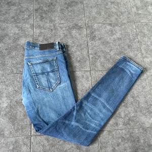 Säljer ett par snygga blå slim jeans i storlek 34/32 från tiger of sweden. Nypris ligger runt 1500. Mitt pris 349kr