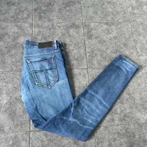 Tiger of Sweden slim jeans - Säljer ett par snygga blå slim jeans i storlek 34/32 från tiger of sweden. Nypris ligger runt 1500. Mitt pris 349kr